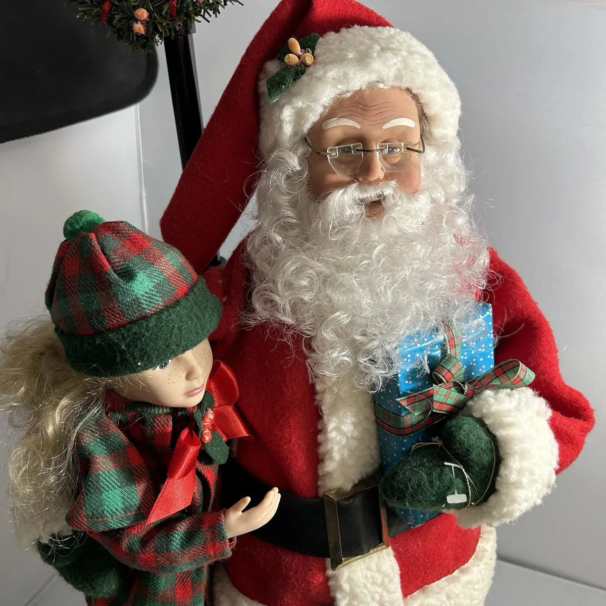 Vintage Holiday Creations Animated Motion Santa Lighted Lamp Post Christmas 90s